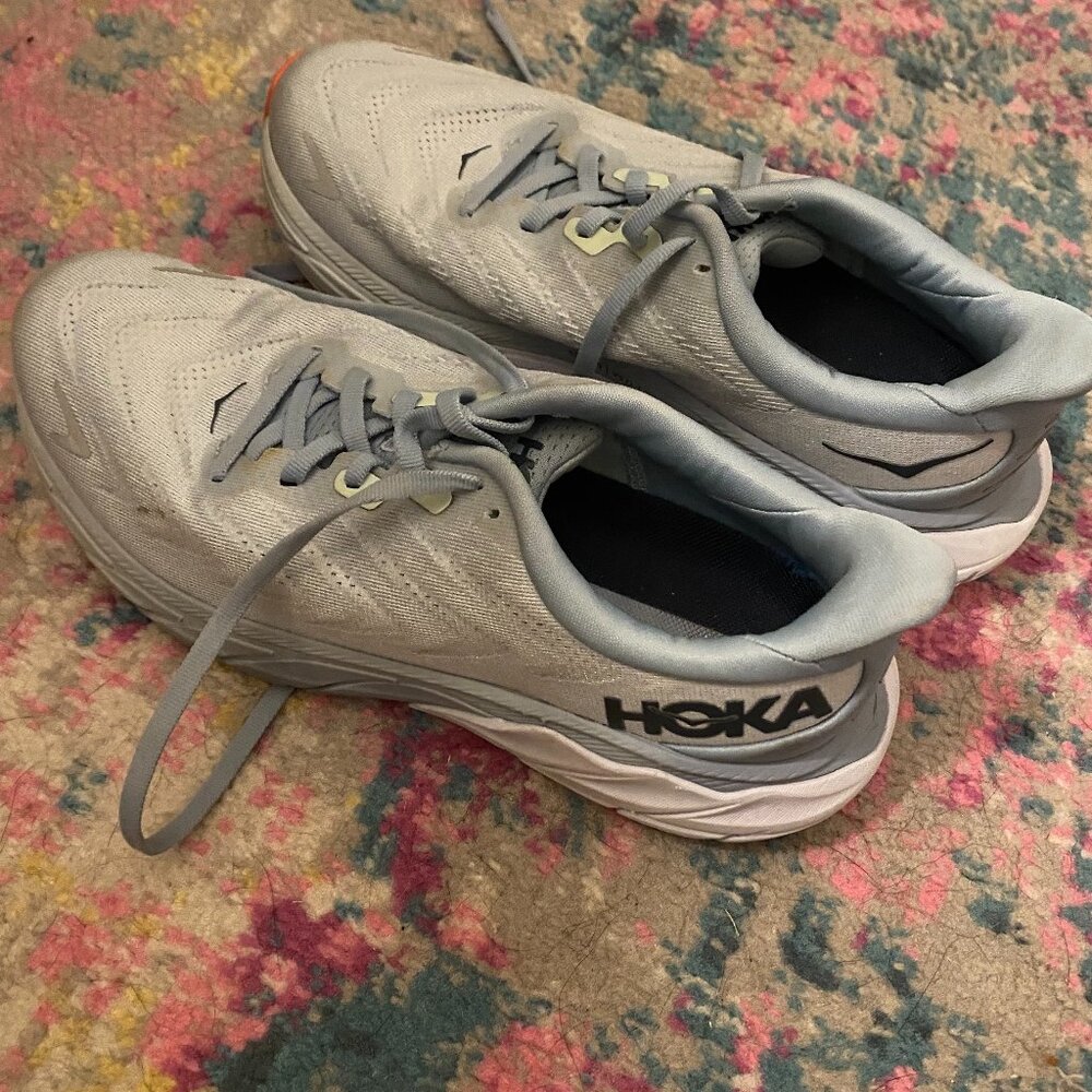 Hoka One One Arahi 6 tennis shoes